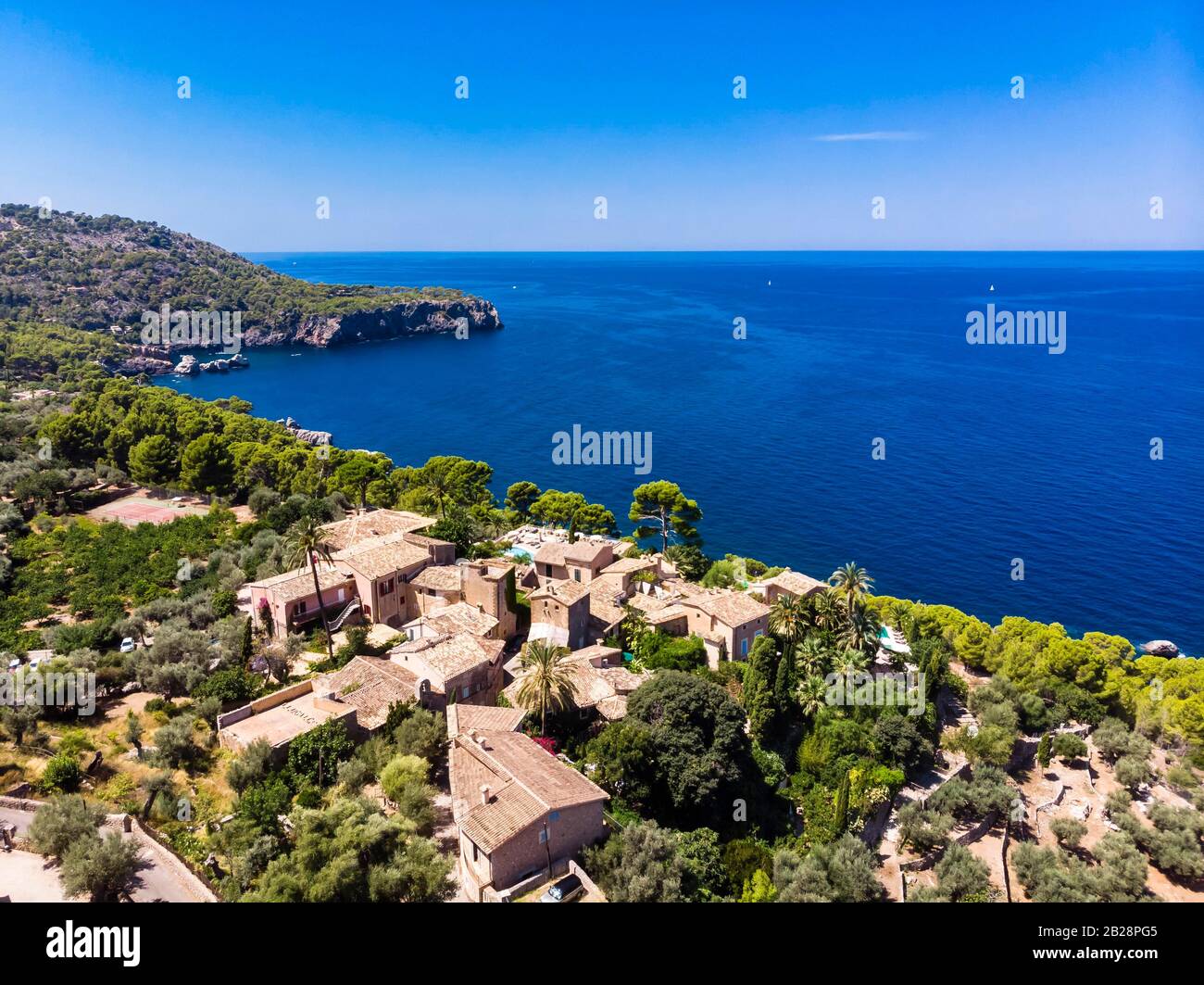 Luftbild, historisches Bergdorf an der Costa Dor, Urbanitzacio sa Cala, Serra de Tramuntana, Mallorca, Balearen, Spanien Stockfoto