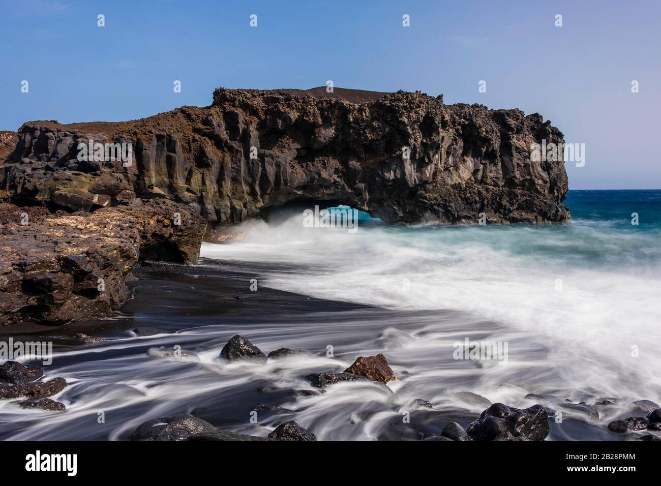 Surf und Wellen, Wasser fließt nach einer großen Welle zwischen Steinen zurück zum Atlantik, Südküste, La Palma, Kanarische Inseln, Kanarische Inseln, Spanien Stockfoto