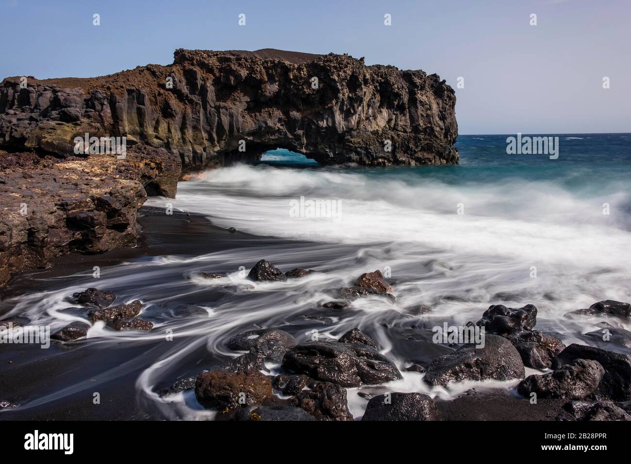 Surf und Wellen, Wasser fließt nach einer großen Welle zwischen Steinen zurück zum Atlantik, Südküste, La Palma, Kanarische Inseln, Kanarische Inseln, Spanien Stockfoto