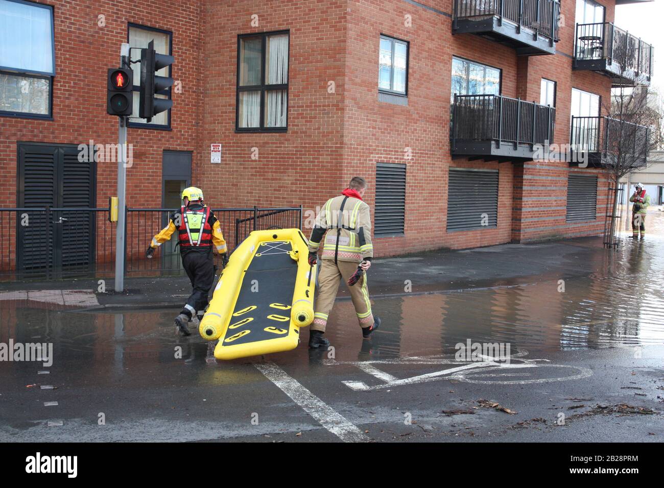 Klimawandel, Fire Rescue River Floßboot, Worcester, Vereinigtes Königreich, 13/02/2014. Feuerwehrmannschaften bemunden das Flussrettungs-Floß, aufblasbar auf der Severn-Flut. Suche nach gestrandeten Menschen in überfluteten Häusern. Stockfoto