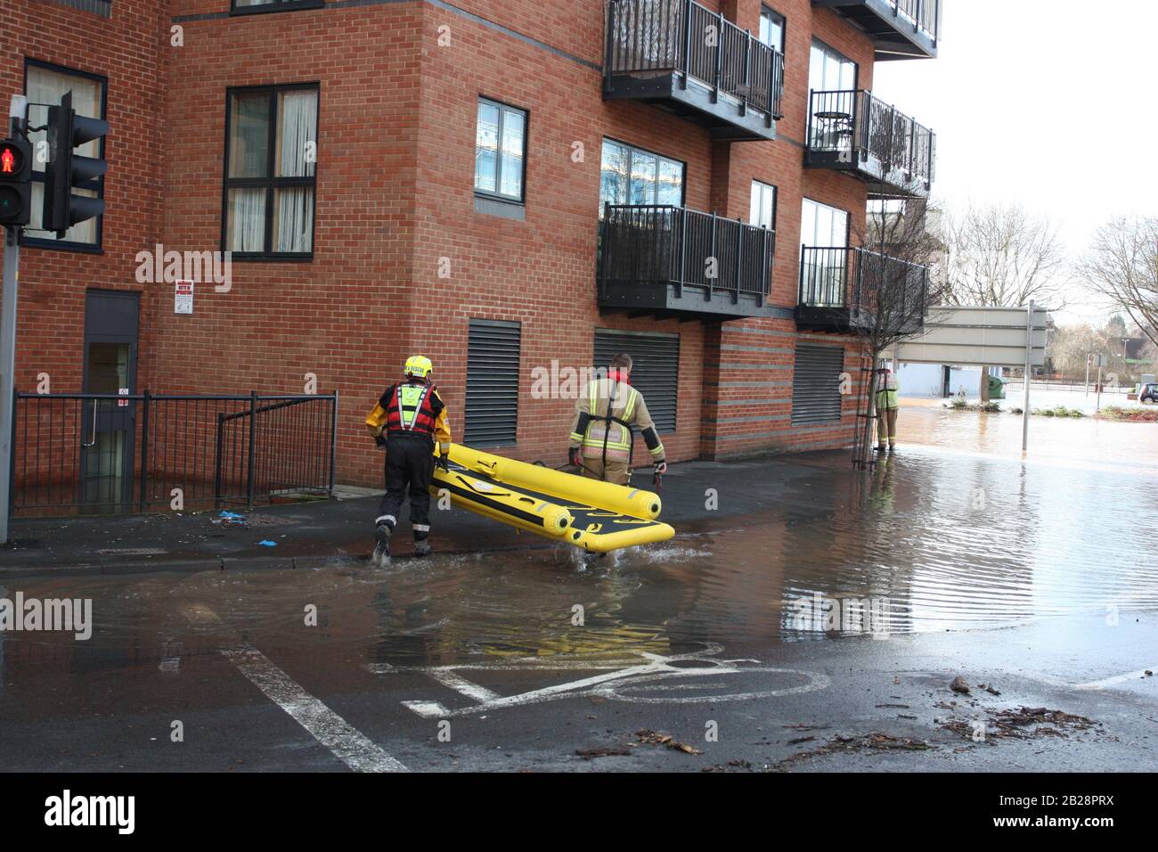 Klimawandel, Fire Rescue River Floßboot, Worcester, Vereinigtes Königreich, 13/02/2014. Feuerwehrmannschaften bemunden das Flussrettungs-Floß, aufblasbar auf der Severn-Flut. Suche nach gestrandeten Menschen in überfluteten Häusern. Stockfoto