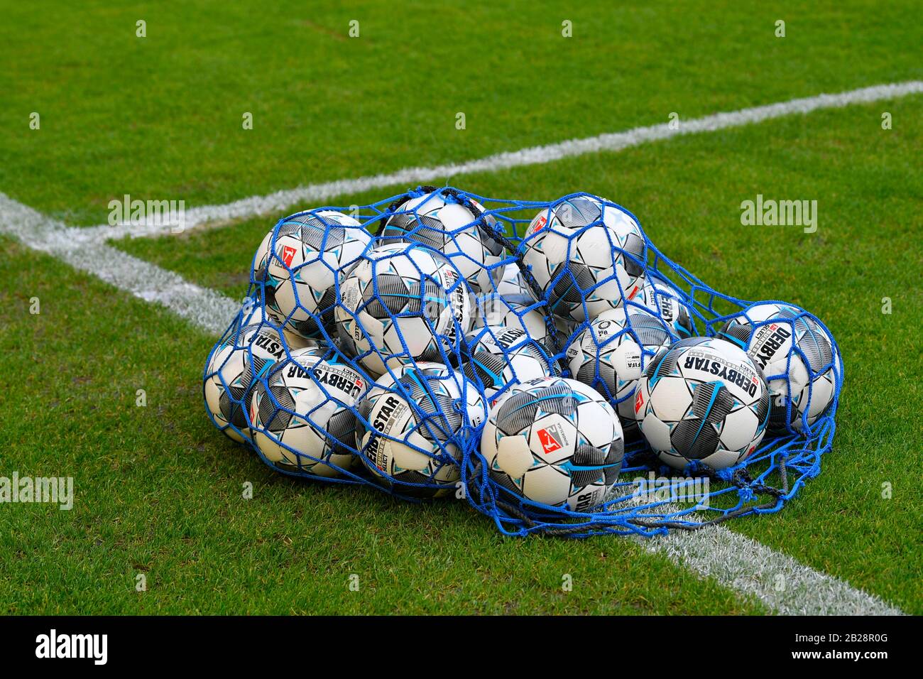 Spielbälle bei der Marke adidasDerbystar im Ballnetz, Mercedes-Benz Arena, Stuttgart, Baden-Württemberg, Deutschland Stockfoto