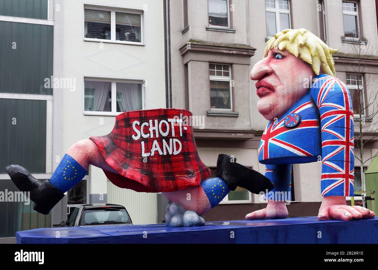 Der britische Premierminister Boris Johnson mit abgetrenntem Bauch nach Brexit, Schottland läuft zur EU, Papiermacherfigur, Jacques Tillys Themenwagen Stockfoto