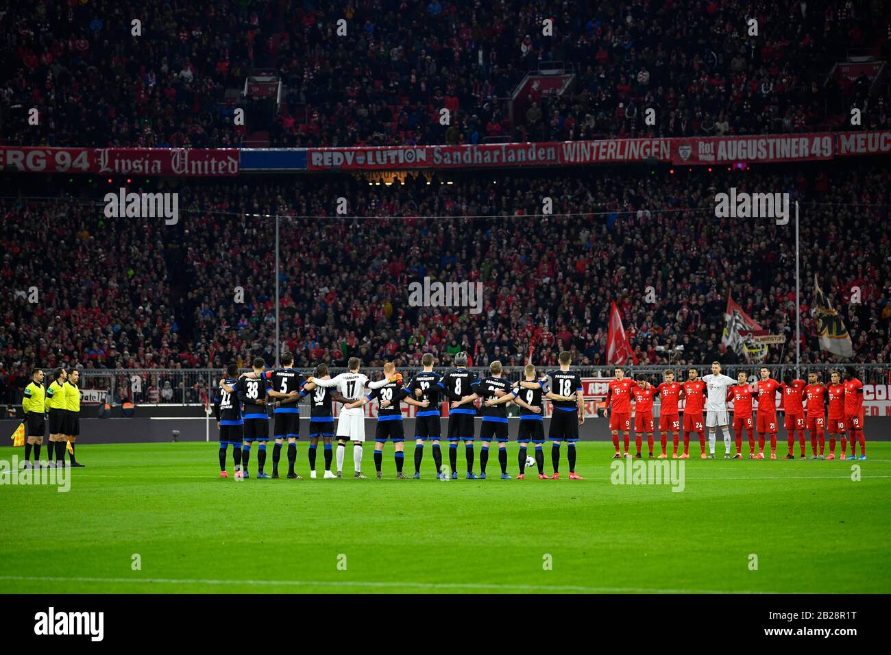 Gedenkminute für Terroropfer in Hanau, Allianz Arena, München, Bayern, Deutschland Stockfoto
