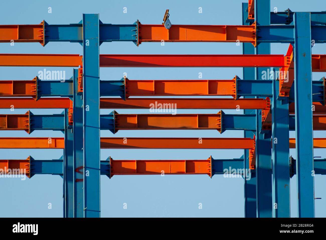 Bunte Baumetall-Bauschaufeln im Bau, architektonische Gestaltungselemente vor blauem Himmel im Bau Stockfoto