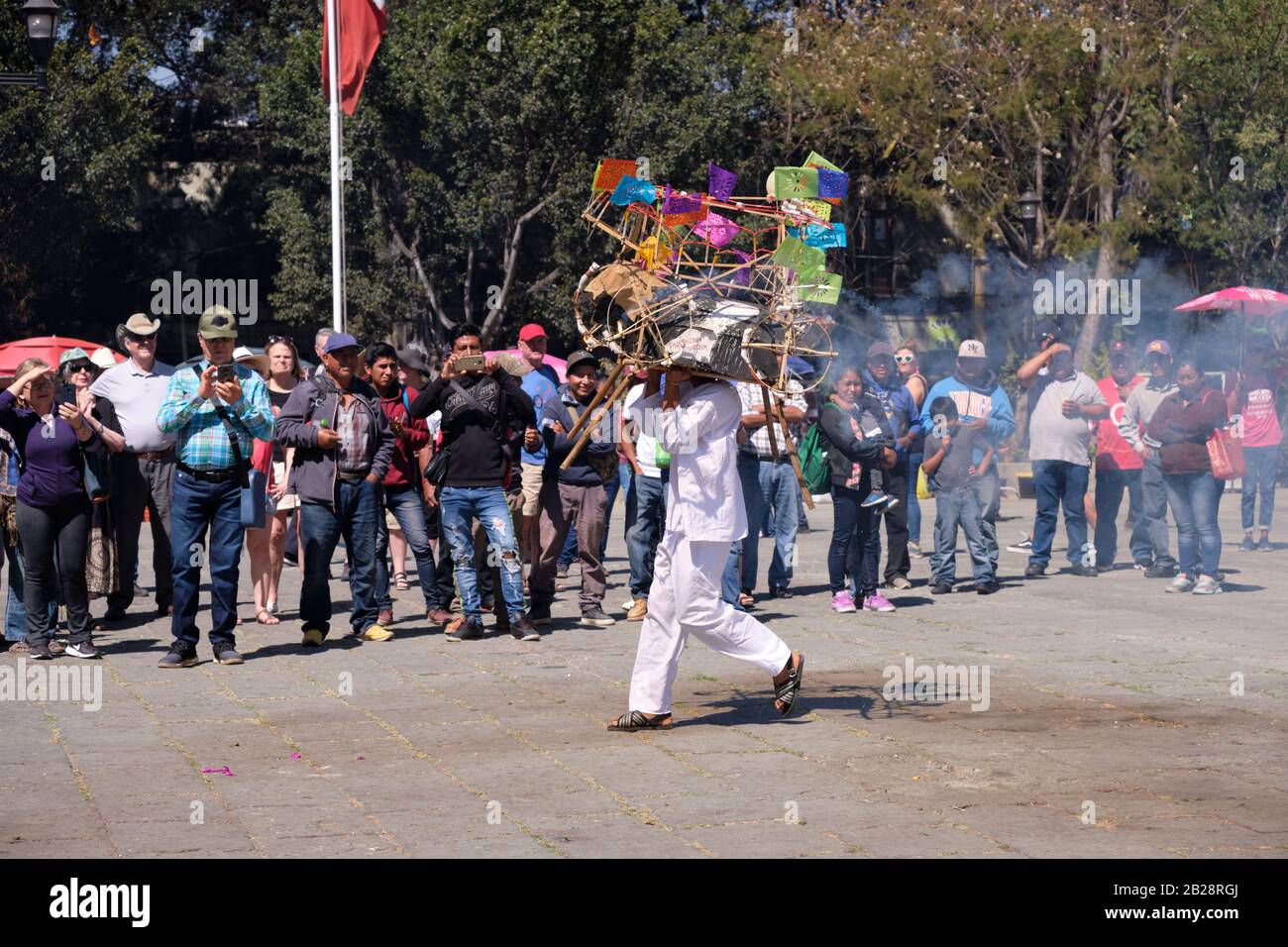 Mixteco indigene Tänzerin mit einem pyrotechnischen, handwerklichen Stier auf dem Kopf, der traditionellen Tanz ausführt, während Funken fliegen. Oaxaca, Mexiko. Februar 2018, 20 Stockfoto