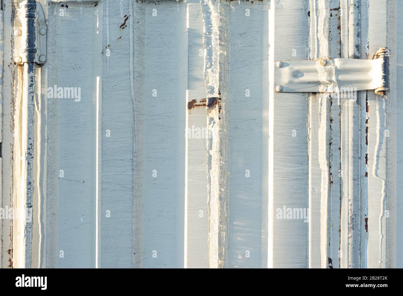 Detailaufnahme einer Wellblechstruktur auf dem LKW-Gehäuse, vertikaler Streifen für cg-Kunstwerke geeignet Stockfoto