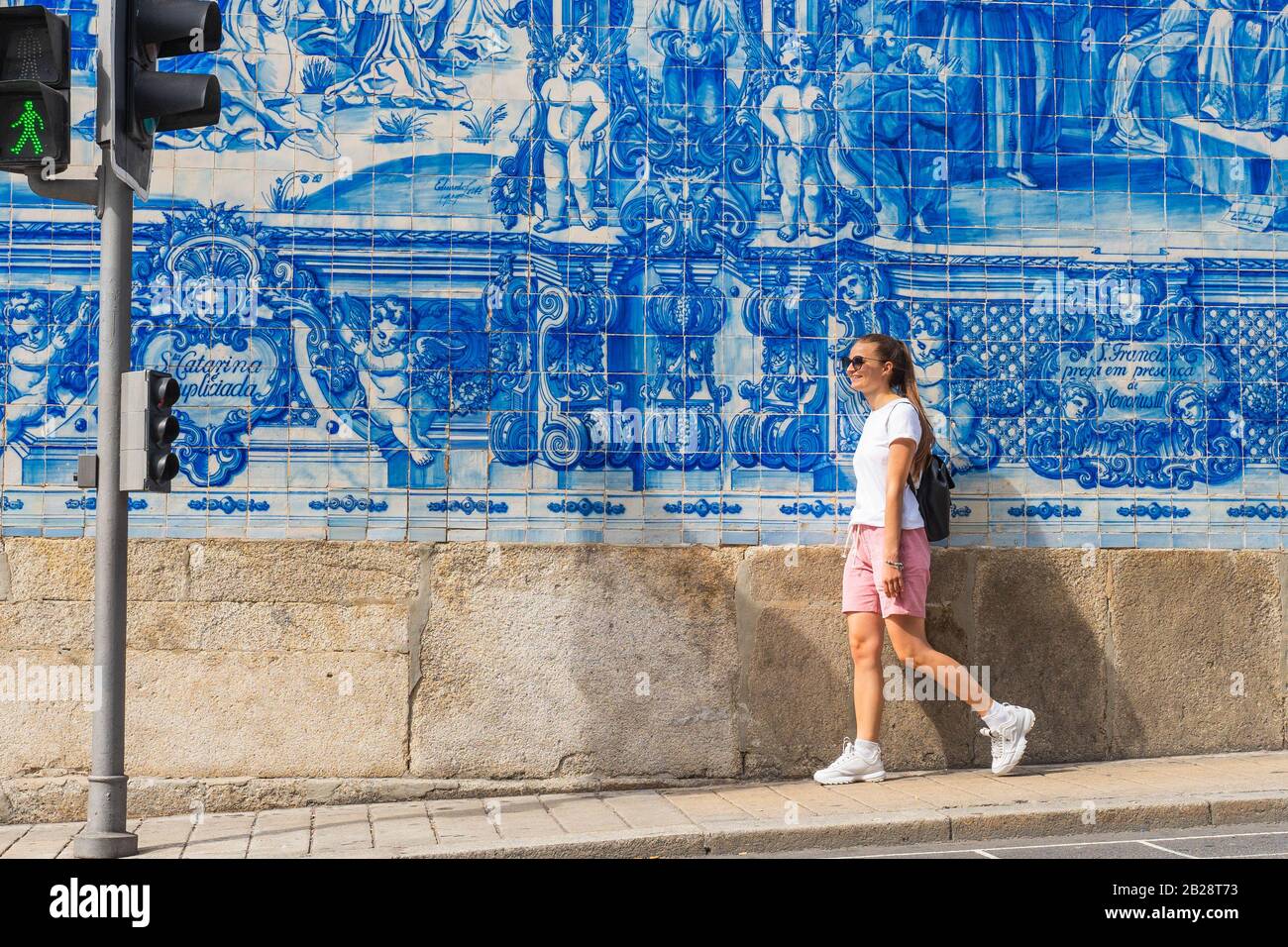 Schöne Frauen, die auf der Capela Rua de Santa Catarina Kirche spazieren und die Aussicht genießen. Reiseziel im Sommer. Portugal, Porto, 17.08.2019 Stockfoto