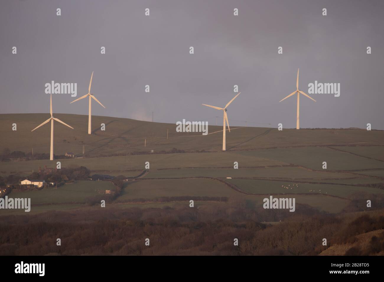 Großbritannien, Sandscale Haws National Nature Reserve, Cumbrian Coast. Frühjahr 2020. Entfernte Windfarm auf den Furness Hills, Kirkby Moor von Roanhead UK aus gesehen. Stockfoto