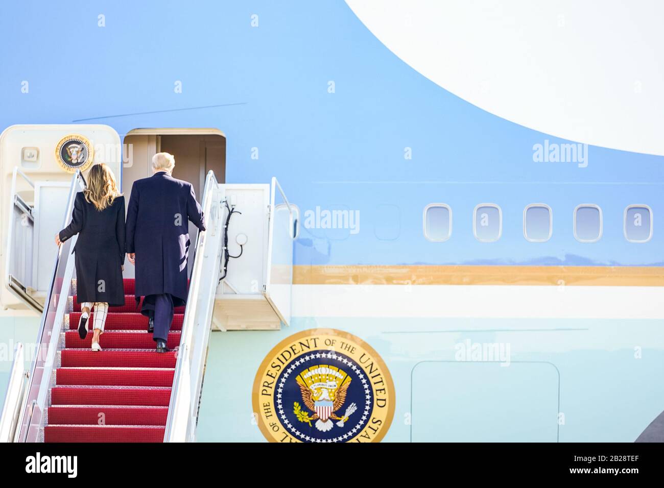 Washington, Vereinigte Staaten Von Amerika. Februar 2020. Präsident Donald J. Trump und First Lady Melania Trump steigen an Bord der Air Force One auf der Joint Base Andrews, Md. Sunday, 23. Februar 2020, um ihre Reise nach Indien zu beginnen. Personen: Präsident Donald Trump, Melania Trump Credit: Storms Media Group/Alamy Live News Stockfoto