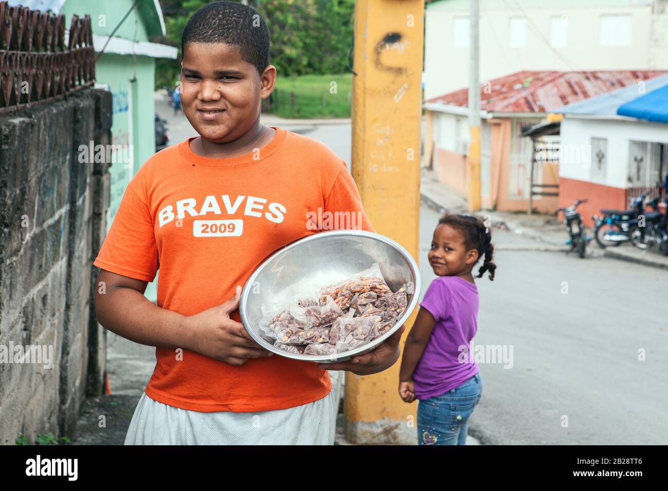 Dominikanische Menschen. Erdnussverkäuferin. Republica Dominicana Rio San Juan 31.12.2013. Stockfoto