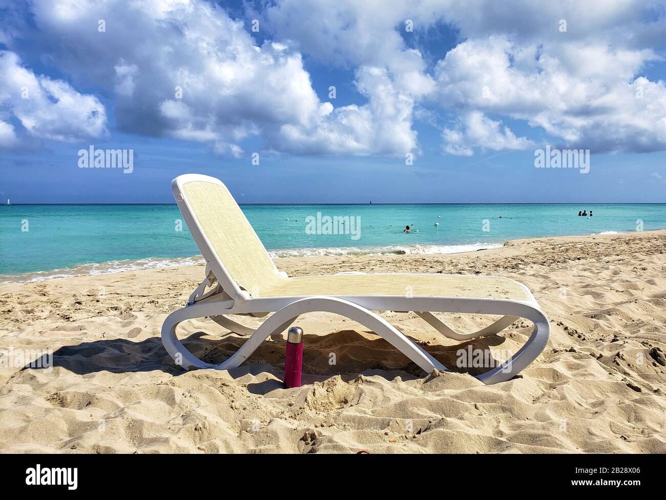Eine leere, einsame Liege an einem sonnigen Tag am kubanischen Strand. Stockfoto