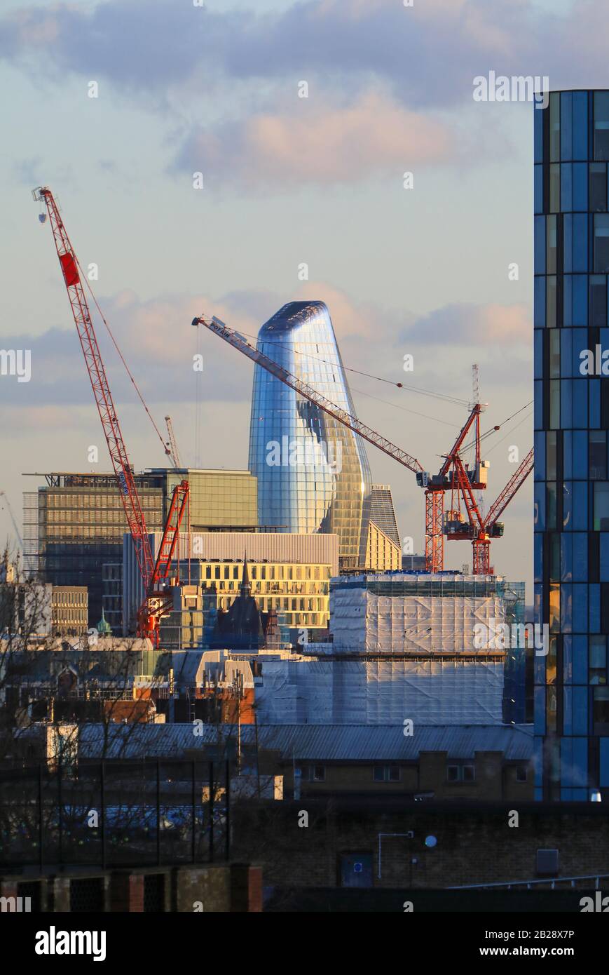 Blick nach Süden über die Londoner Gebäude und den Bau in Richtung One Blackfriars, "The Vase", in England, Großbritannien Stockfoto