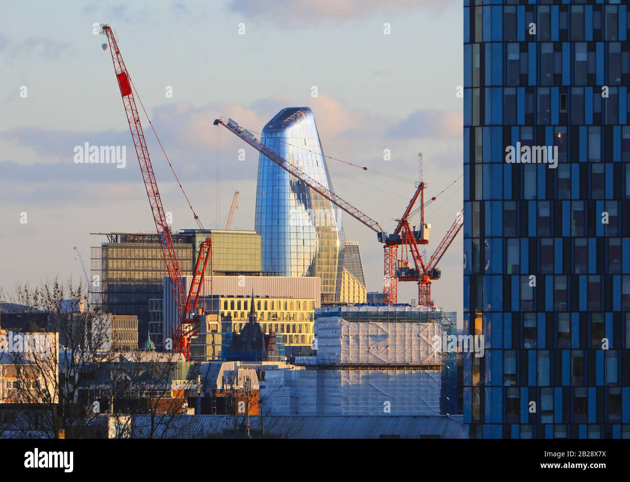 Blick nach Süden über die Londoner Gebäude und den Bau in Richtung One Blackfriars, "The Vase", in England, Großbritannien Stockfoto