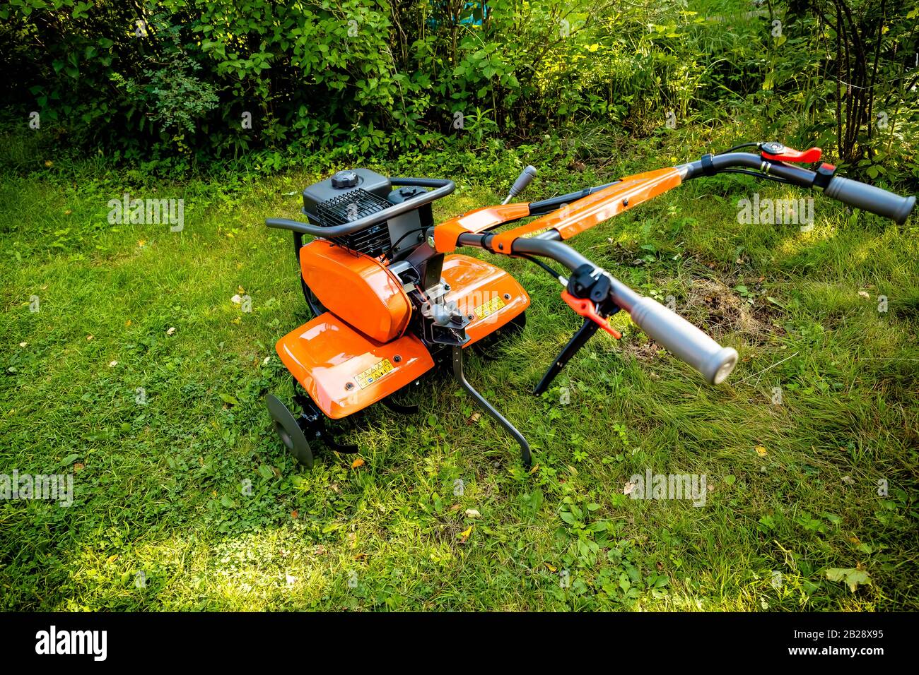 Garten mit Deichselmaschine. Garten Deichsel zu arbeiten, close up
