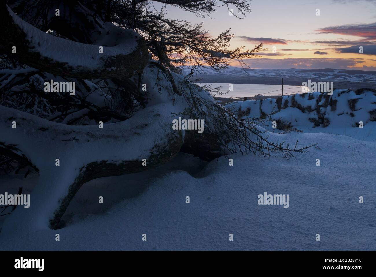 Eine Winteruntergangs-Szene aus den Lomond Hills von Fife mit Blick auf Loch Leven, Kinross-shire. Stockfoto