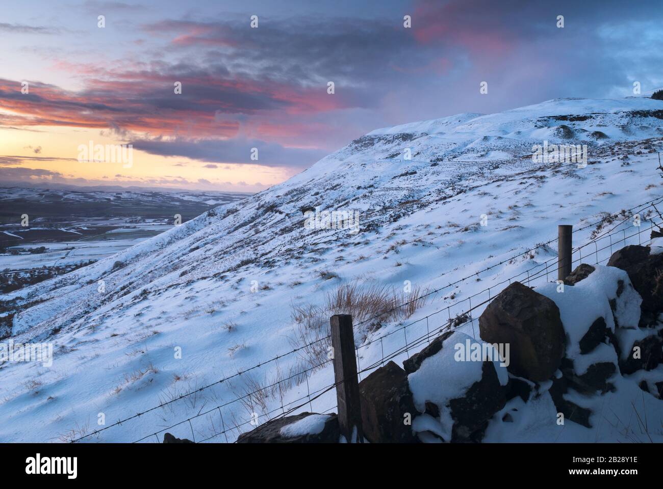Eine Winteruntergangs-Szene aus den Lomond Hills von Fife mit Blick auf Loch Leven, Kinross-shire. Stockfoto