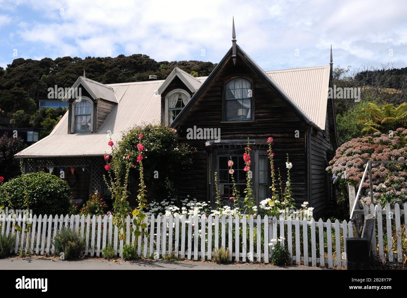 Historisches altes Fachwerkhaus aus dem 19. Jahrhundert in Akaroa, einer kleinen historischen Stadt auf der Banks Peninsula, Südinsel, Neuseeland. Stockfoto