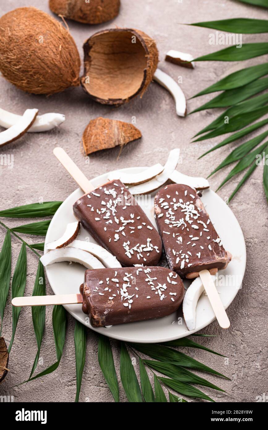 Kokosnusspopskel in Schokoladenglasur Stockfoto