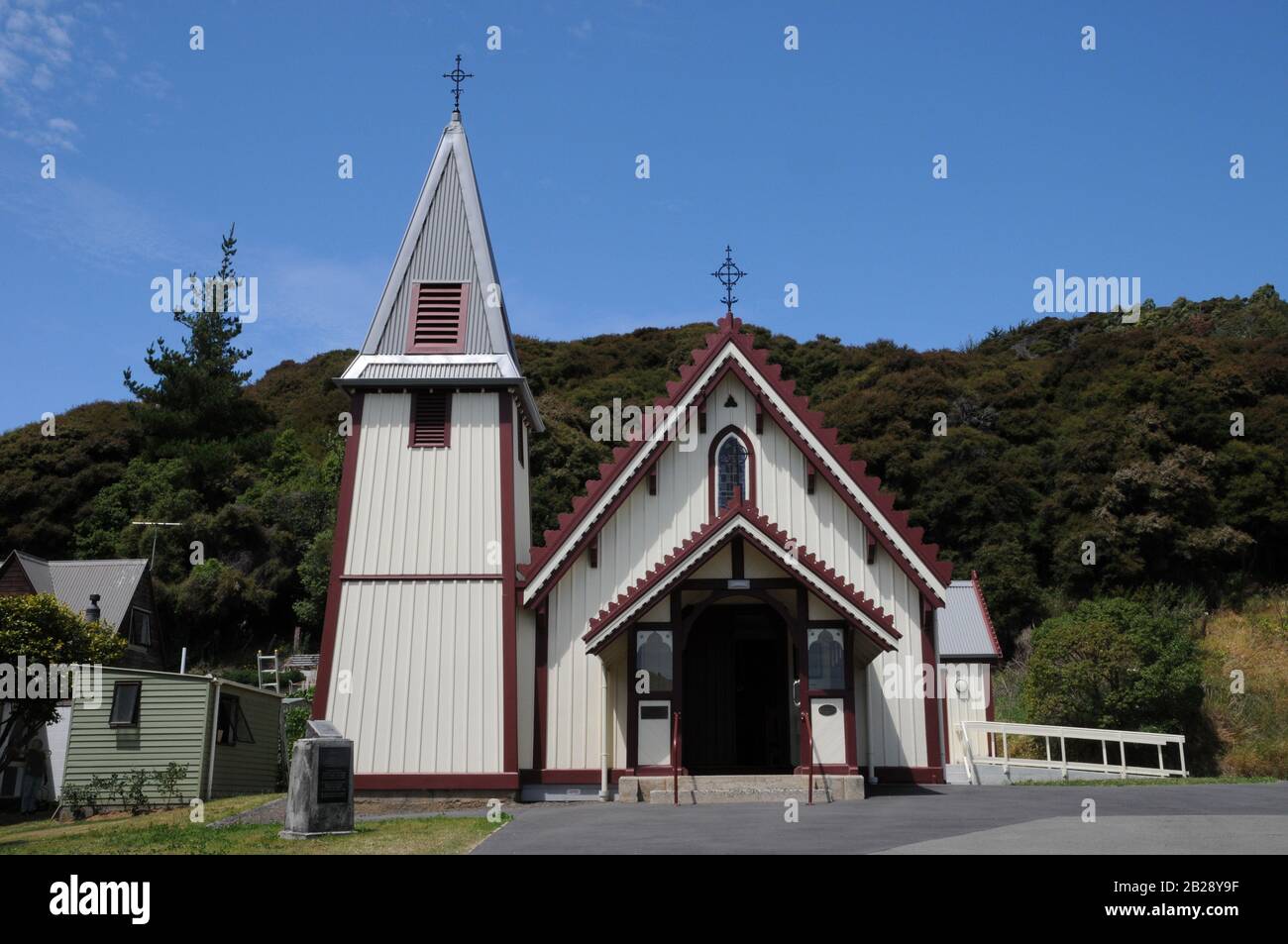 Die katholische St. Patrick's Church in der kleinen Banks Peninsula Stadt Akaroa. Erbaut 1864, wurde es 2018 umfassend renoviert. Stockfoto