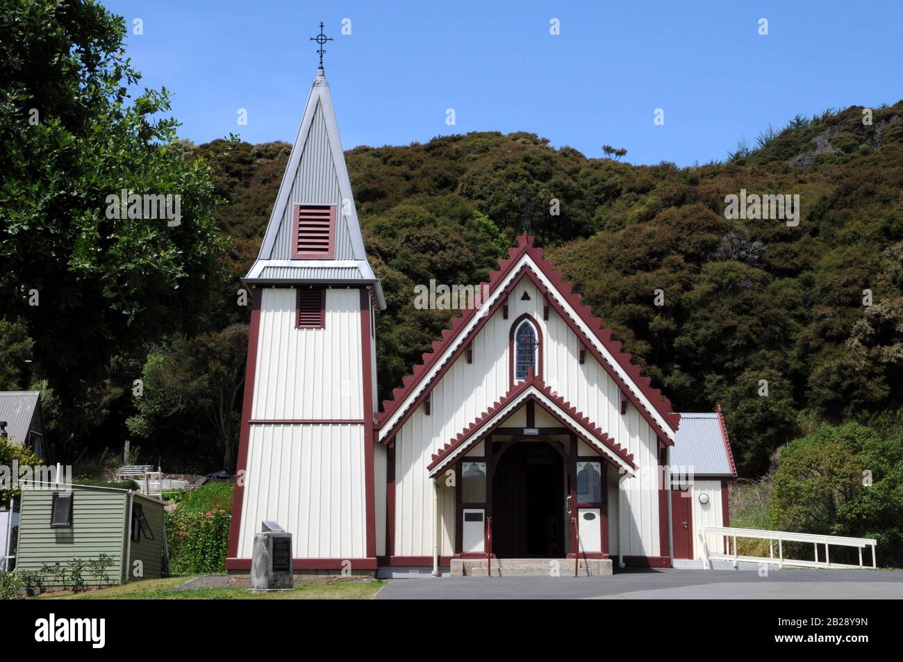 Die katholische St. Patrick's Church in der kleinen Banks Peninsula Stadt Akaroa. Erbaut 1864, wurde es 2018 umfassend renoviert. Stockfoto