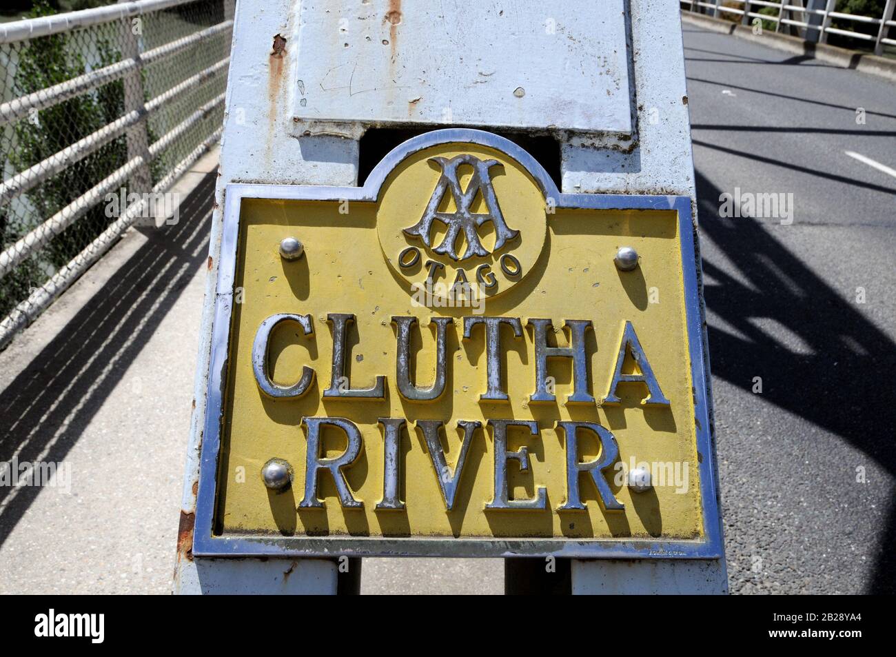 Namensschild an der neuen Alexandra Bridge über den Clutha River, der den NZ State Highway 8 über den Fluss führt. Die Brücke wurde im Juli 1958 eröffnet. Stockfoto