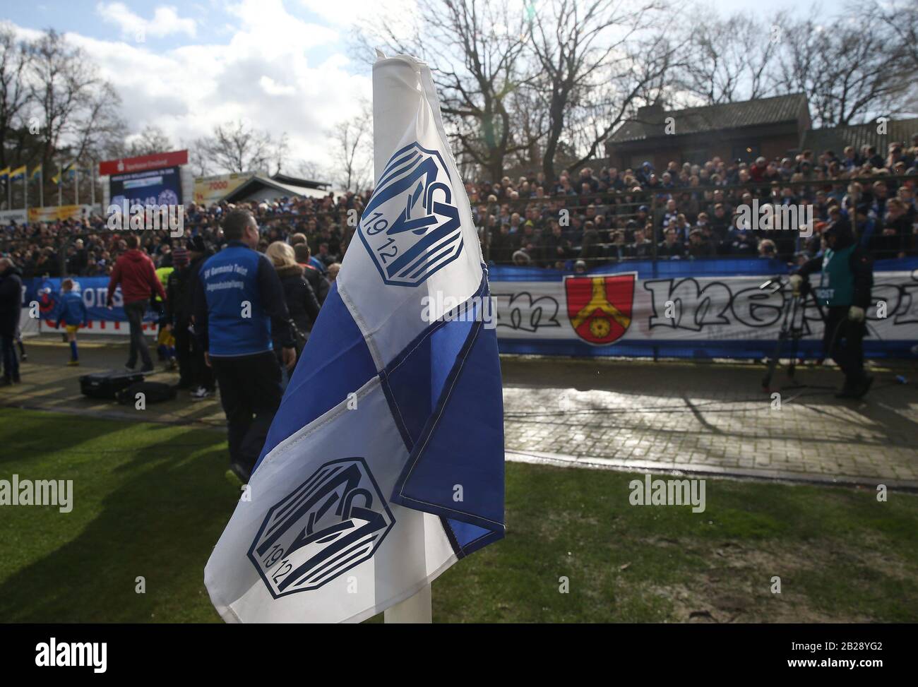 Meppen, Deutschland. März 2020. Firo: 01.03.2020 Fußball, 2019/2020 3.Bundesliga: SV Meppen - MSV Duisburg 1: 0 Stadion Hansch-Arena, Übersicht, Verwahrer, Hintergrund, Ecke, Eckfahne, Vereinslogo weltweite Nutzung Credit: Dpa/Alamy Live News Stockfoto