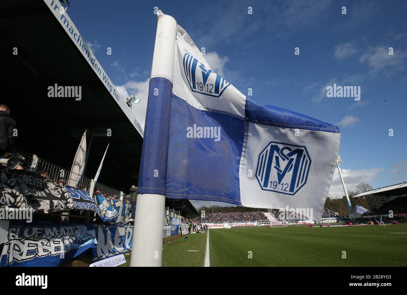 Meppen, Deutschland. März 2020. Firo: 01.03.2020 Fußball, 2019/2020 3.Bundesliga: SV Meppen - MSV Duisburg 1: 0 Stadion Hansch-Arena, Übersicht, Verwahrer, Hintergrund, Ecke, Eckfahne, Vereinslogo weltweite Nutzung Credit: Dpa/Alamy Live News Stockfoto