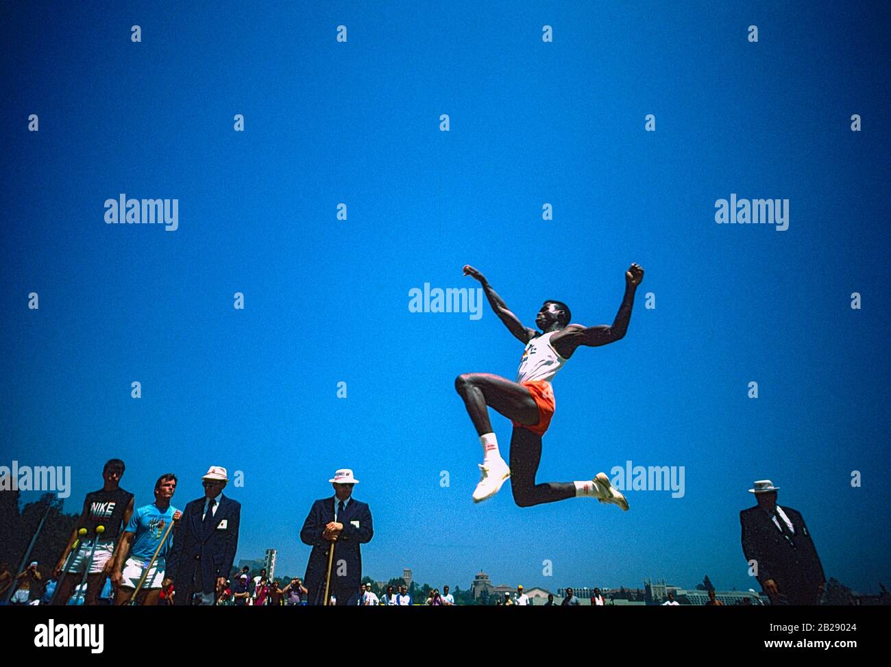 Carl Lewis konkurriert beim US-amerikanischen Pepsi Invitational 1984 im Weitsprung. Stockfoto