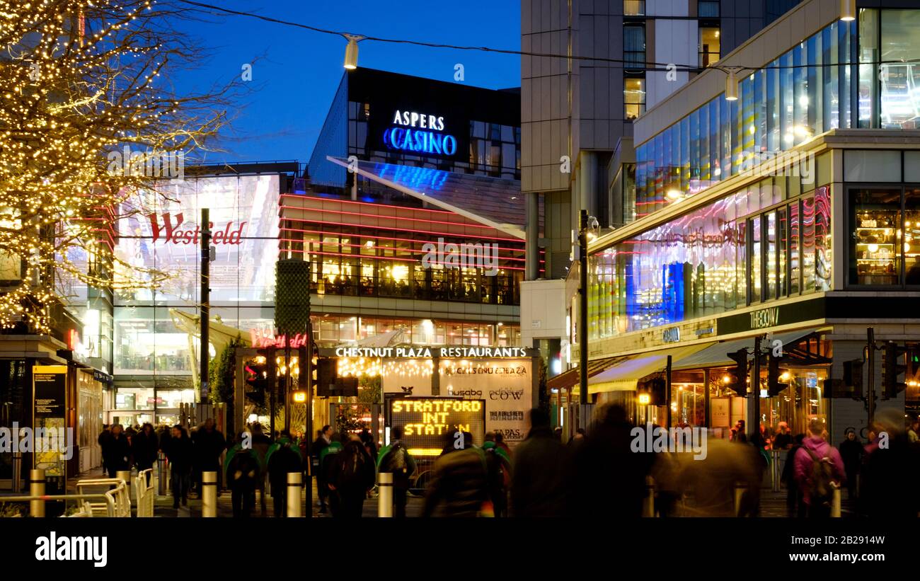 Blick auf die Nacht von Westfield Stratford aus dem International Quarter, East London, Großbritannien Stockfoto