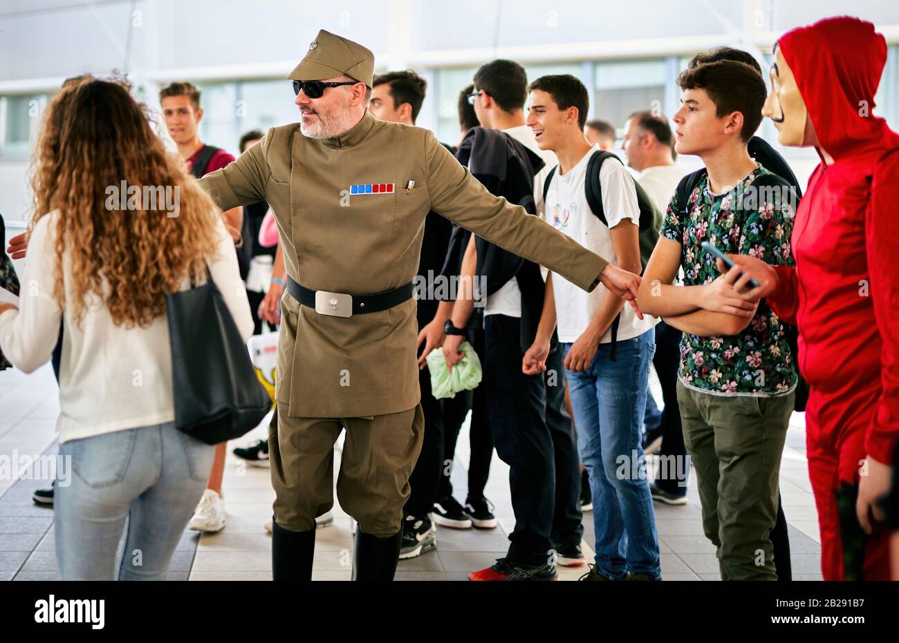 Star Wars Imperial-Offizier Cosplayer, der beim ROMICS Festival (Rome Comics), dem legendären Treffen von Cosplay-Fans, vor Guy Fawkes Ordnung erspielt Stockfoto