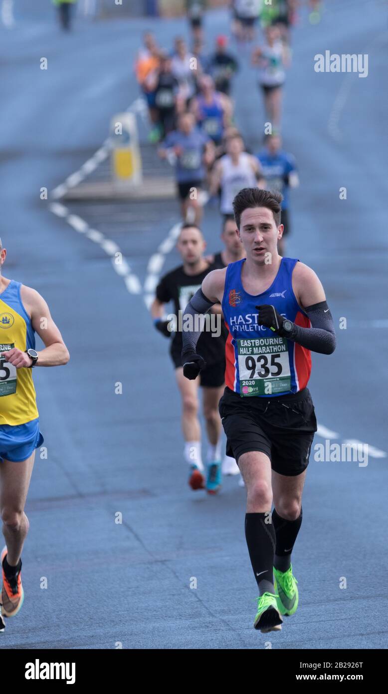 Eastbourne, East Sussex, Großbritannien. März 2020. Läufer treten im Eastbourne-Halbmarathon rund um diesen anspruchsvollen Kurs am Meer an. Stockfoto