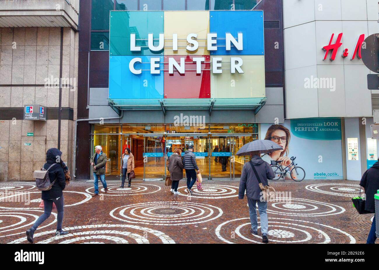 Eintritt des Luisencenters an einem regnerischen Tag im Winter. Das LuisenCenter ist ein großes Einkaufszentrum in Darmstadt-Land. Stockfoto