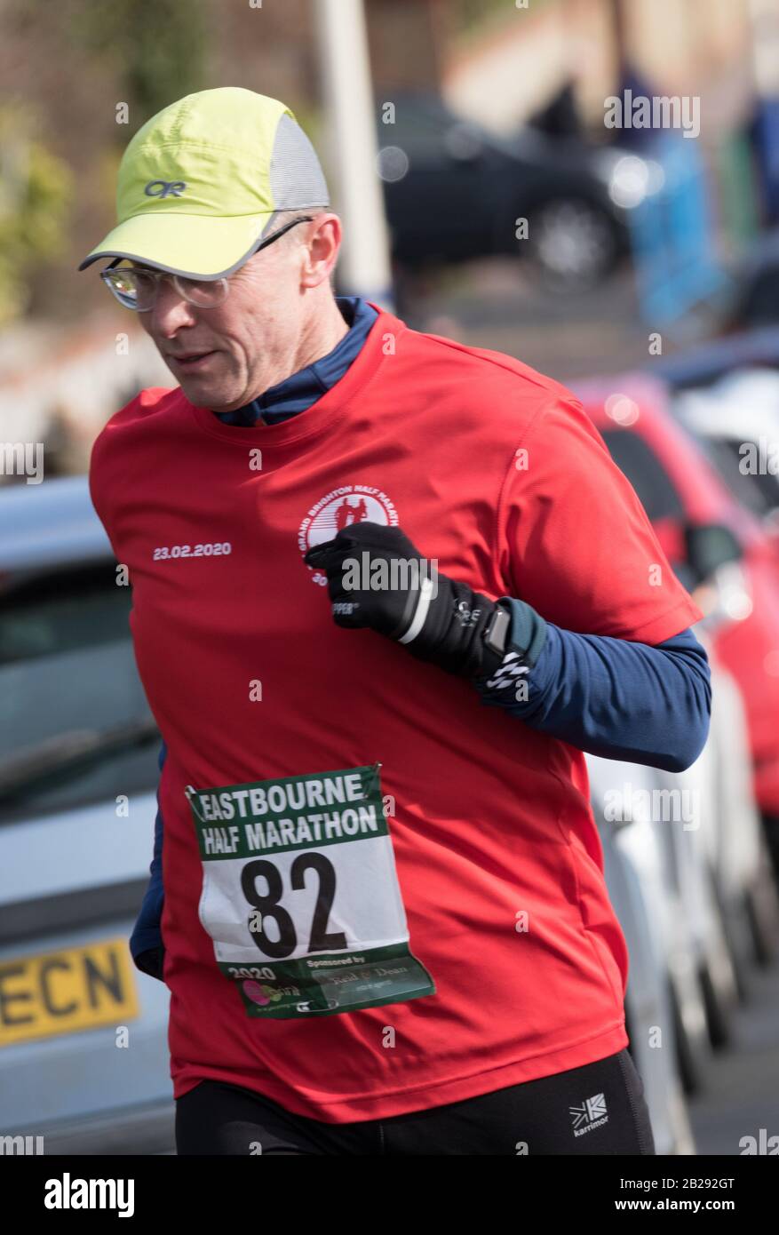 Eastbourne, East Sussex, Großbritannien. März 2020. Läufer treten im Eastbourne-Halbmarathon rund um diesen anspruchsvollen Kurs am Meer an. Stockfoto