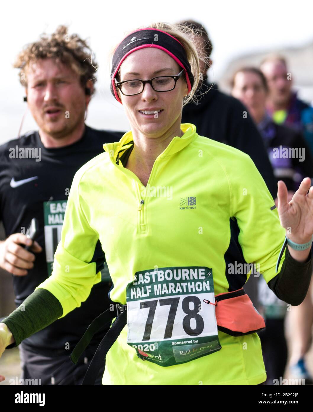 Eastbourne, East Sussex, Großbritannien. März 2020. Läufer treten im Eastbourne-Halbmarathon rund um diesen anspruchsvollen Kurs am Meer an. Stockfoto