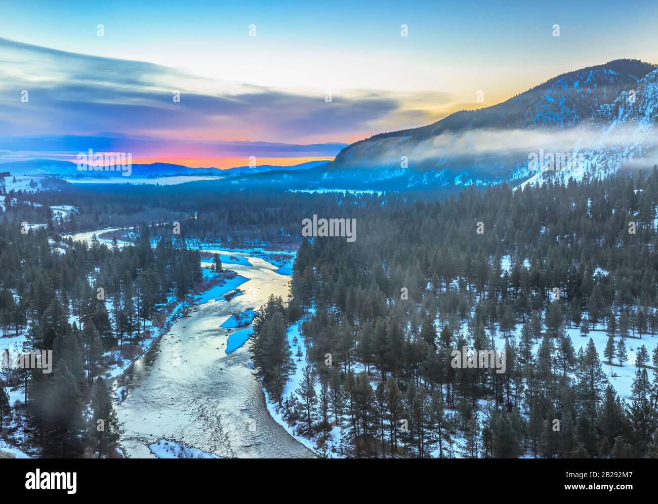 Winteraufgang über dem blackfoot River Valley in der Nähe von ovando, montana Stockfoto