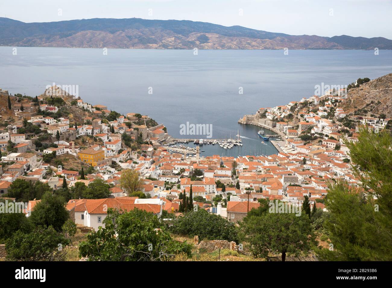 Schöner Blick über die Stadt Hydra, Hafen und Hafen auf der Insel Hydra, Griechenland in der ägeischen See Stockfoto