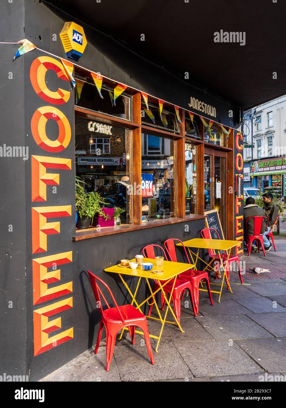 Jonestown Coffee Shop Bethnal Green Rd East London. Shoreditch Coffee Shop. Hip-Hop-Café-Bar mit dezenten Wanddekor. Stockfoto