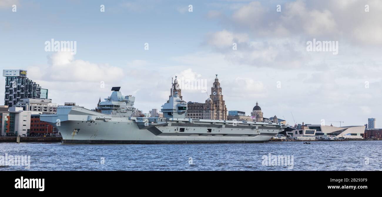 Die "HMS Prince of Wales" wurde auf dem River Mersey in Liverpool während ihres ersten öffentlichen Outings gesehen, der am 1. März 2020 gezeigt wurde. Stockfoto