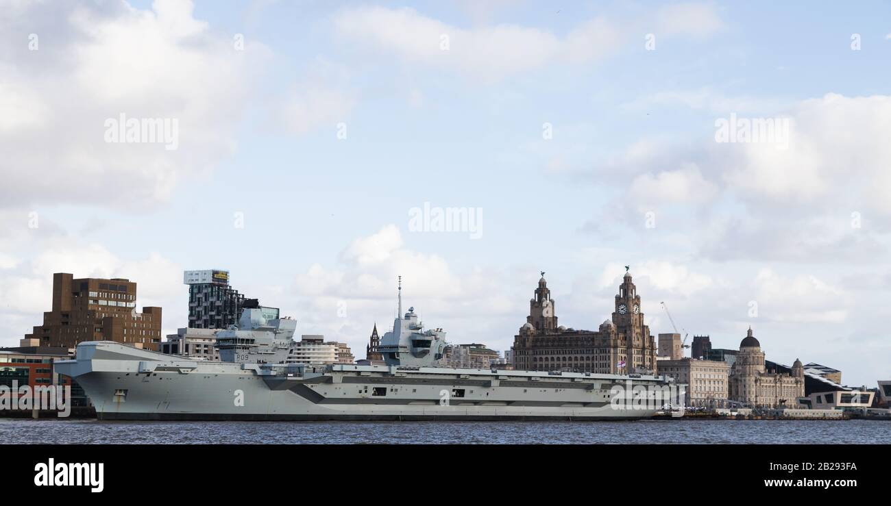 Die "HMS Prince of Wales" wurde auf dem River Mersey in Liverpool während ihres ersten öffentlichen Outings gesehen, der am 1. März 2020 gezeigt wurde. Stockfoto