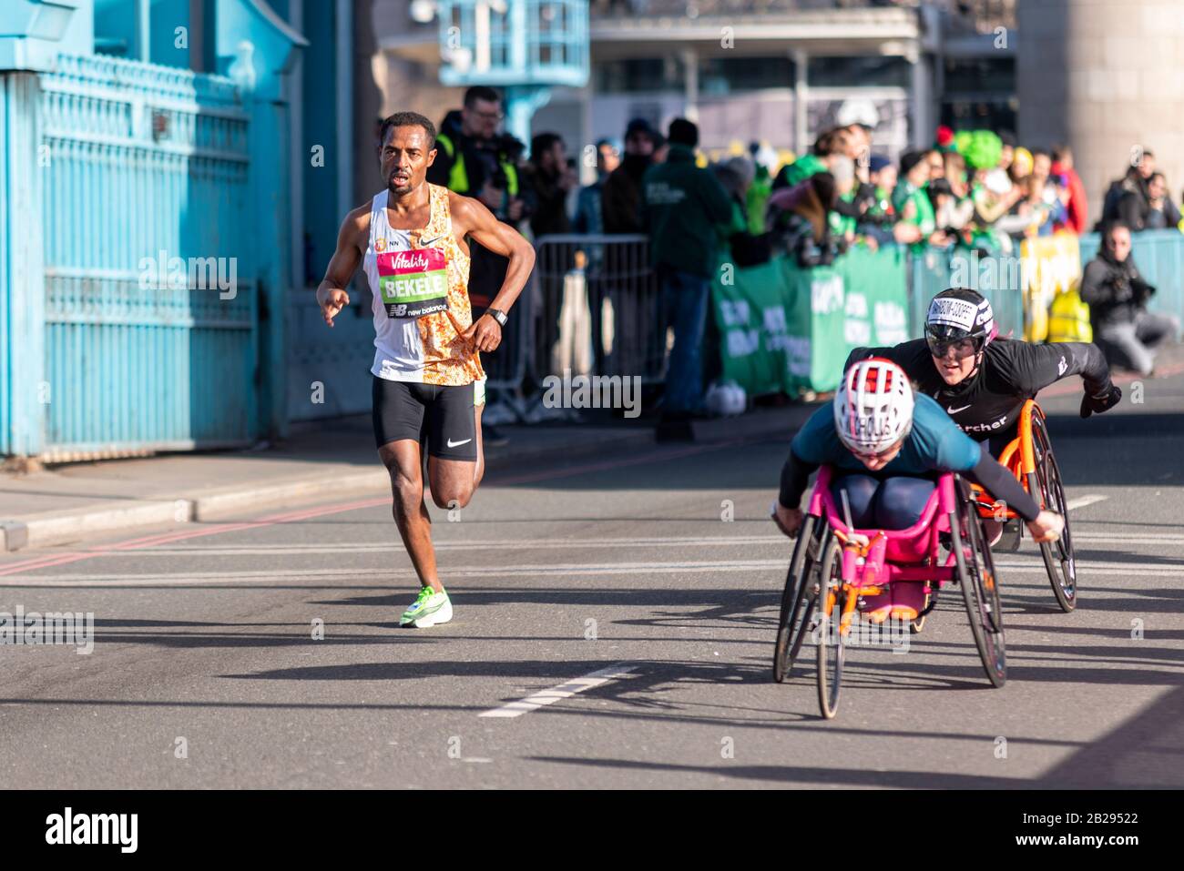 Kenenisa Bekele, Rennen im Vitality Big Half Marathon Crossing Tower Bridge, London, Großbritannien. An Rollstuhlsportlern Eden Rainbow-Cooper vorbei zu laufen Stockfoto