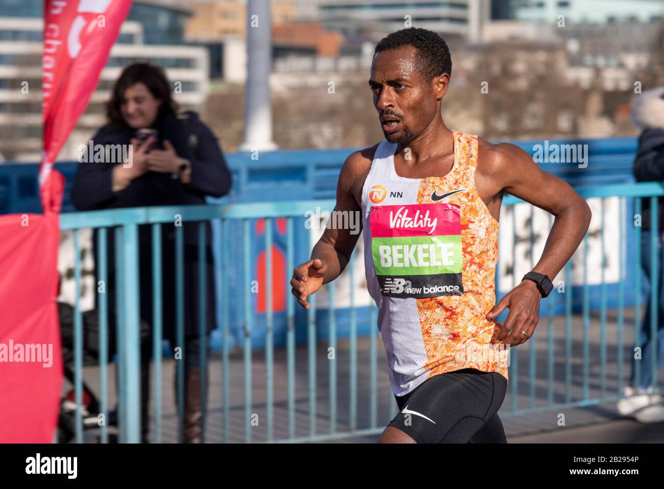Kenenisa Bekele, Rennen im Vitality Big Half Marathon Crossing Tower Bridge, London, Großbritannien. Stockfoto