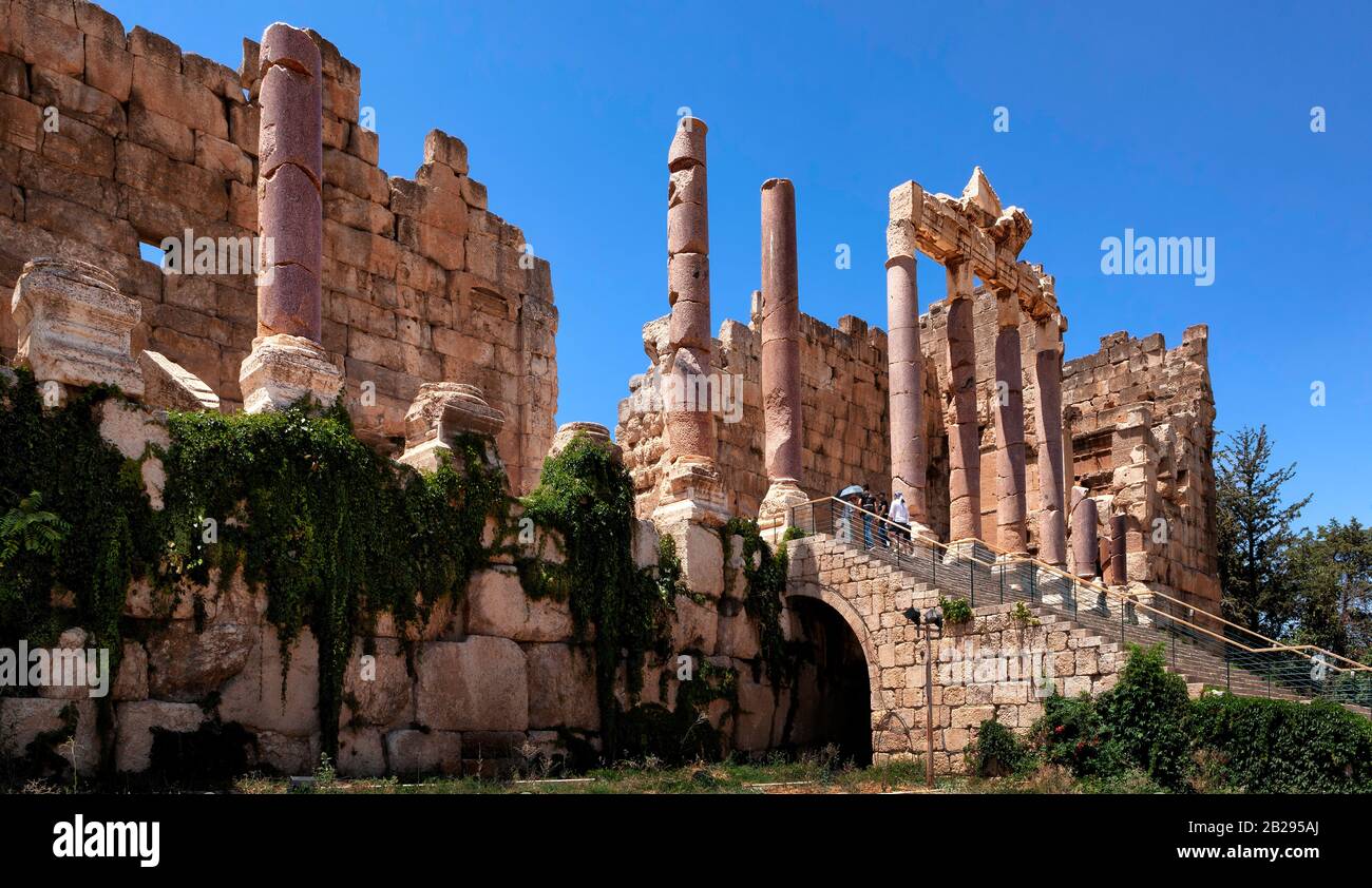 Propylaea und Eingang zu den Ruinen des Jupitertempels, Heliopolis, Römisches Reich. Baalbek, Bekaa-Tal, Libanon, Naher Osten, Farbe Stockfoto