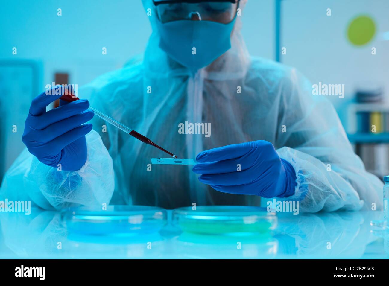 Porträt des Wissenschaftlers Untersuchung der Blutprobe im medizinischen Labor während der Forschung, Kopie Raum Stockfoto