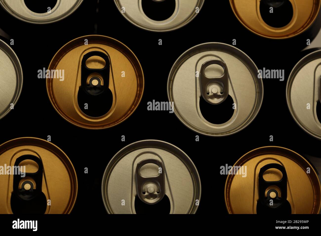 Silber und Gold Farbe Open Drink / Getränke / Bierdosen Flat Lay Nahaufnahme Makro Stockfoto