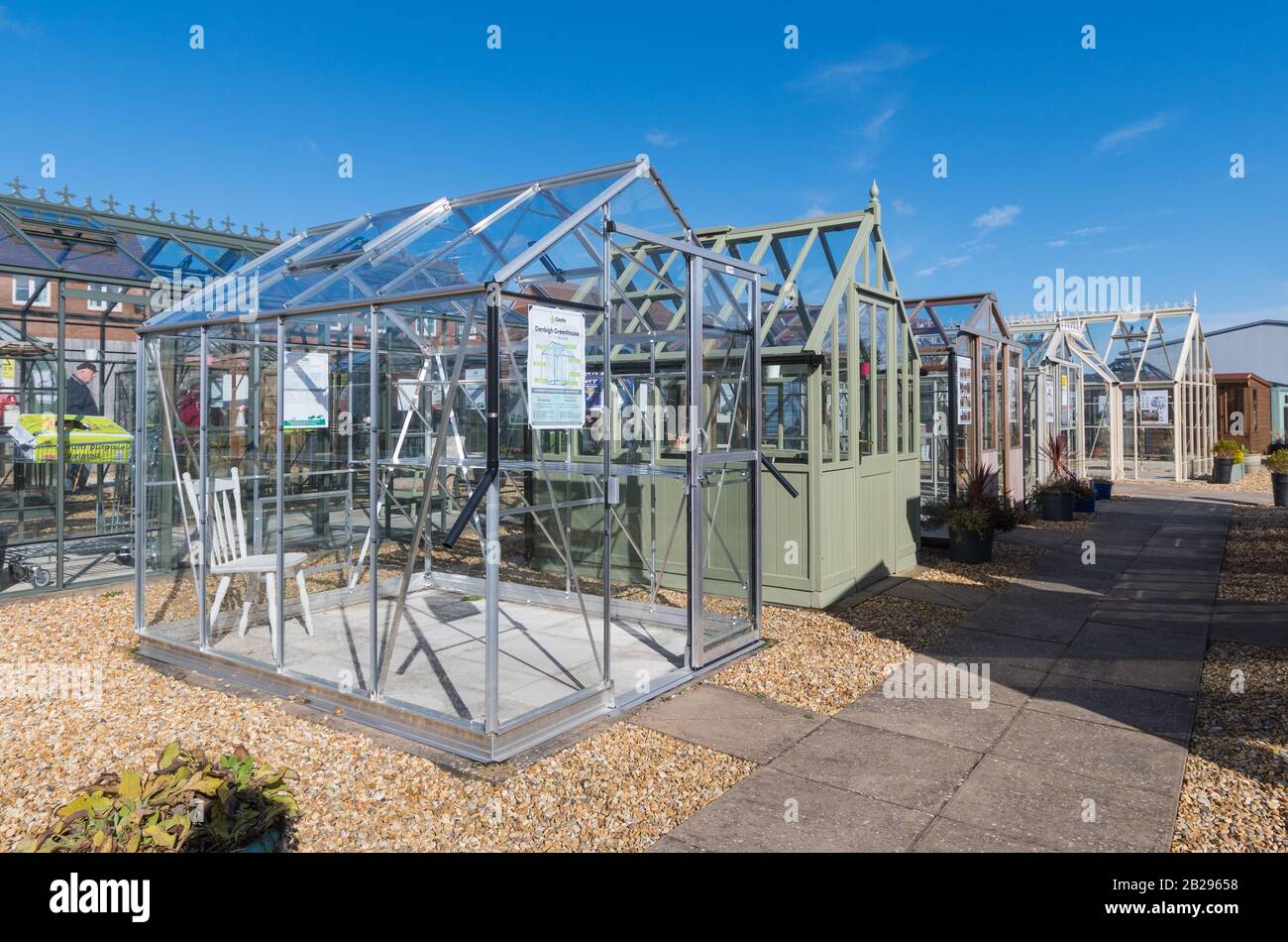 Anzeige kleiner Gewächshäuser zum Verkauf in einem britischen Gartencenter in England, Großbritannien. Verkauf von Grünhaus. Stockfoto