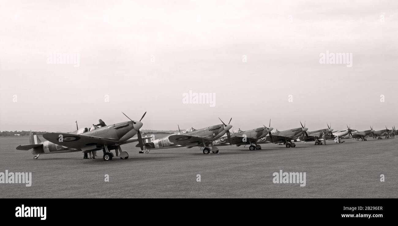 Kampfflugzeuge aus der Schlacht um Großbritannien reihten sich betankt und flugbereit an. Stockfoto