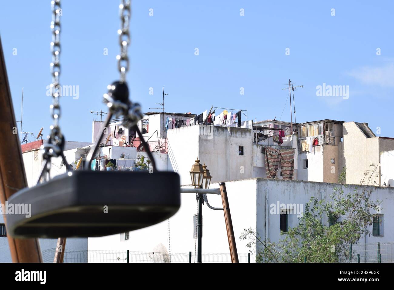 Momentaufnahme der armen marokkanischen Häuser in der Nähe der Hassan-II-Moschee Stockfoto