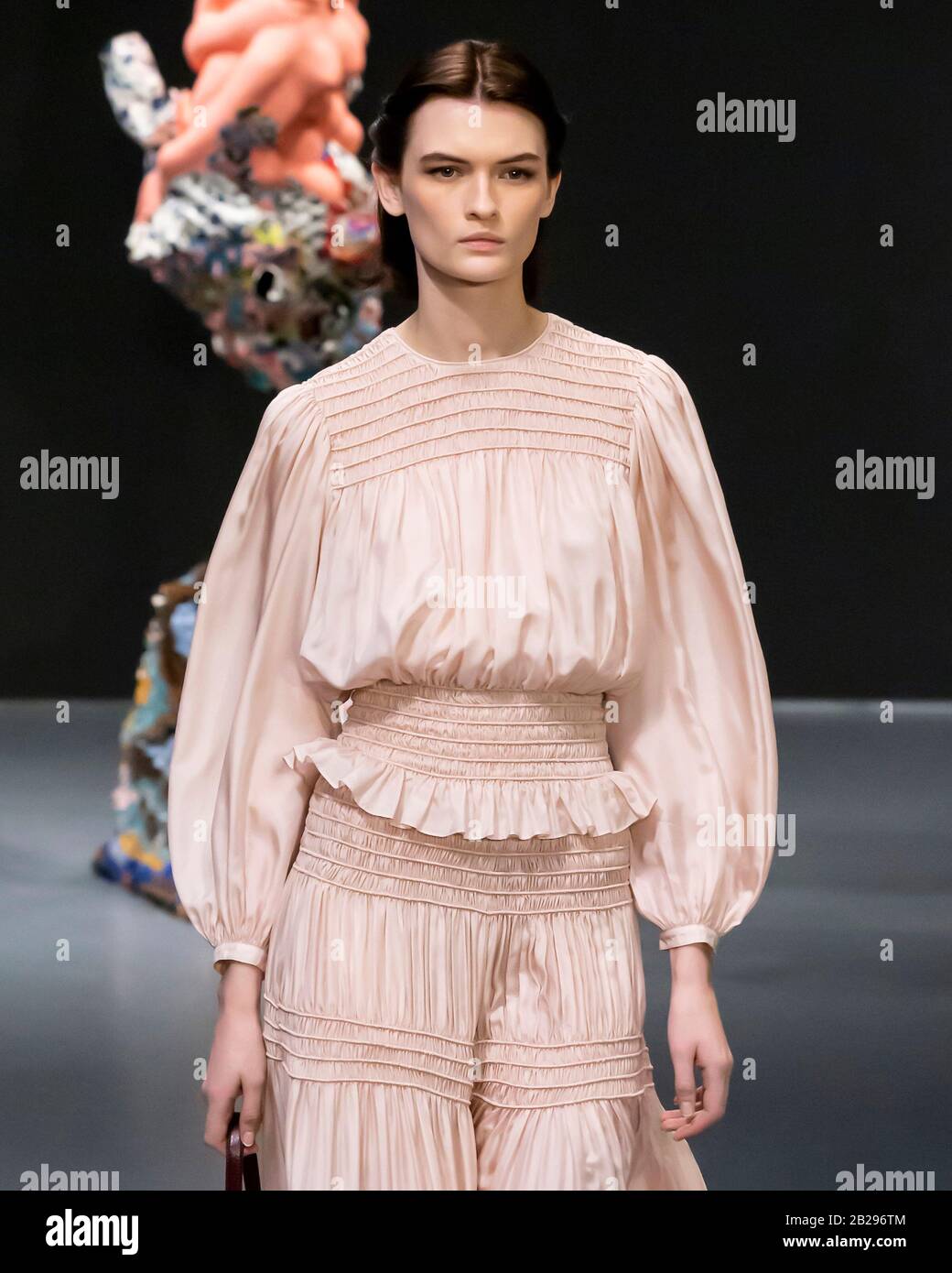 New York, NY - 09. Februar 2020: Lara Mullen läuft auf der Tory Burch Fall Winter 2020 Fashion Show auf der Startbahn Stockfoto