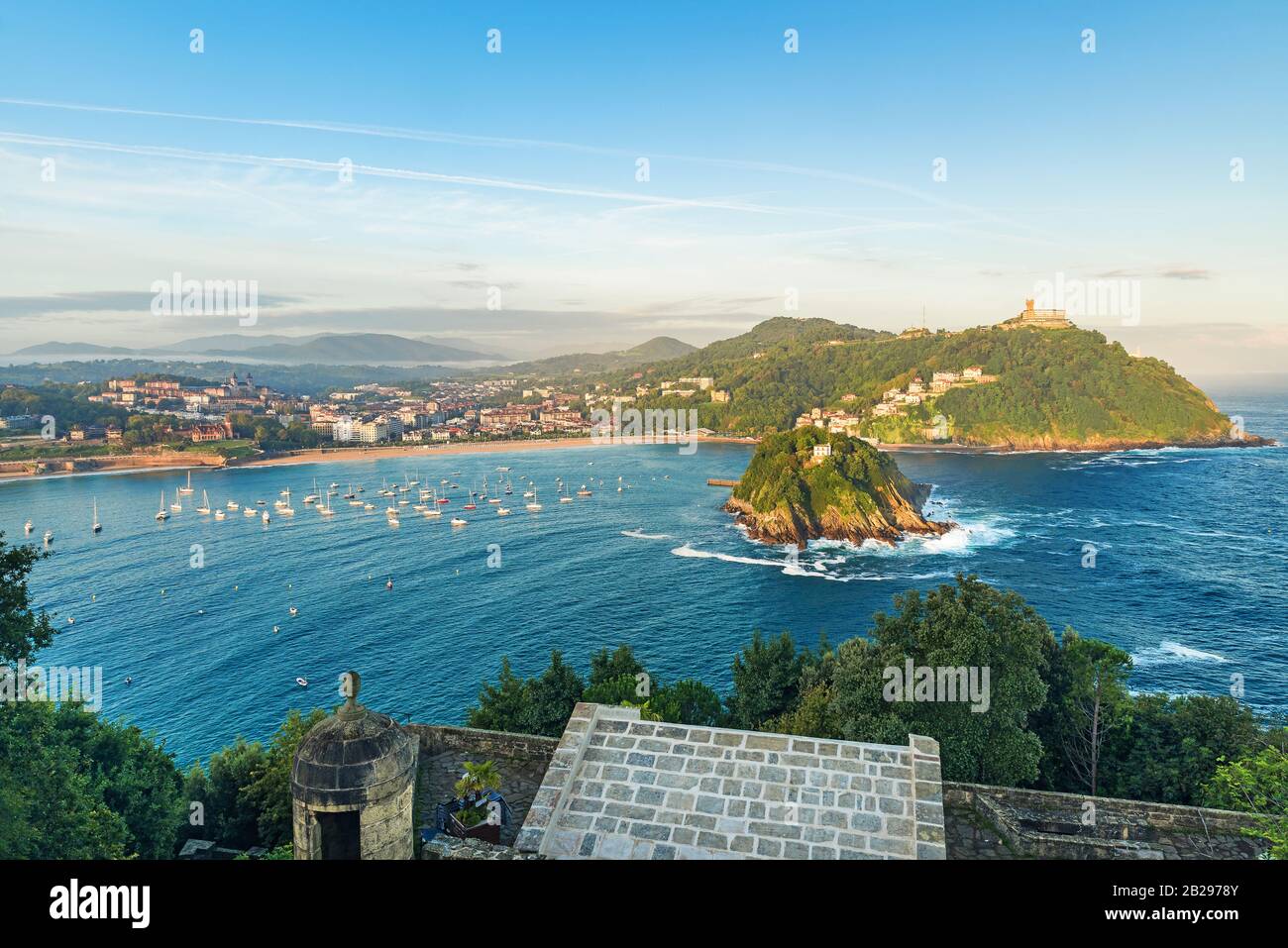 Panorama-Luftbild von San Sebastian oder Donostia in einem schönen Sommermorgen, Baskenland, Spanien, Europa Stockfoto